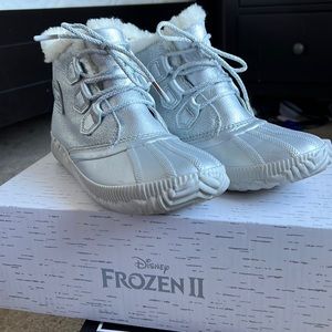 Sorel out and about frozen 2 boot